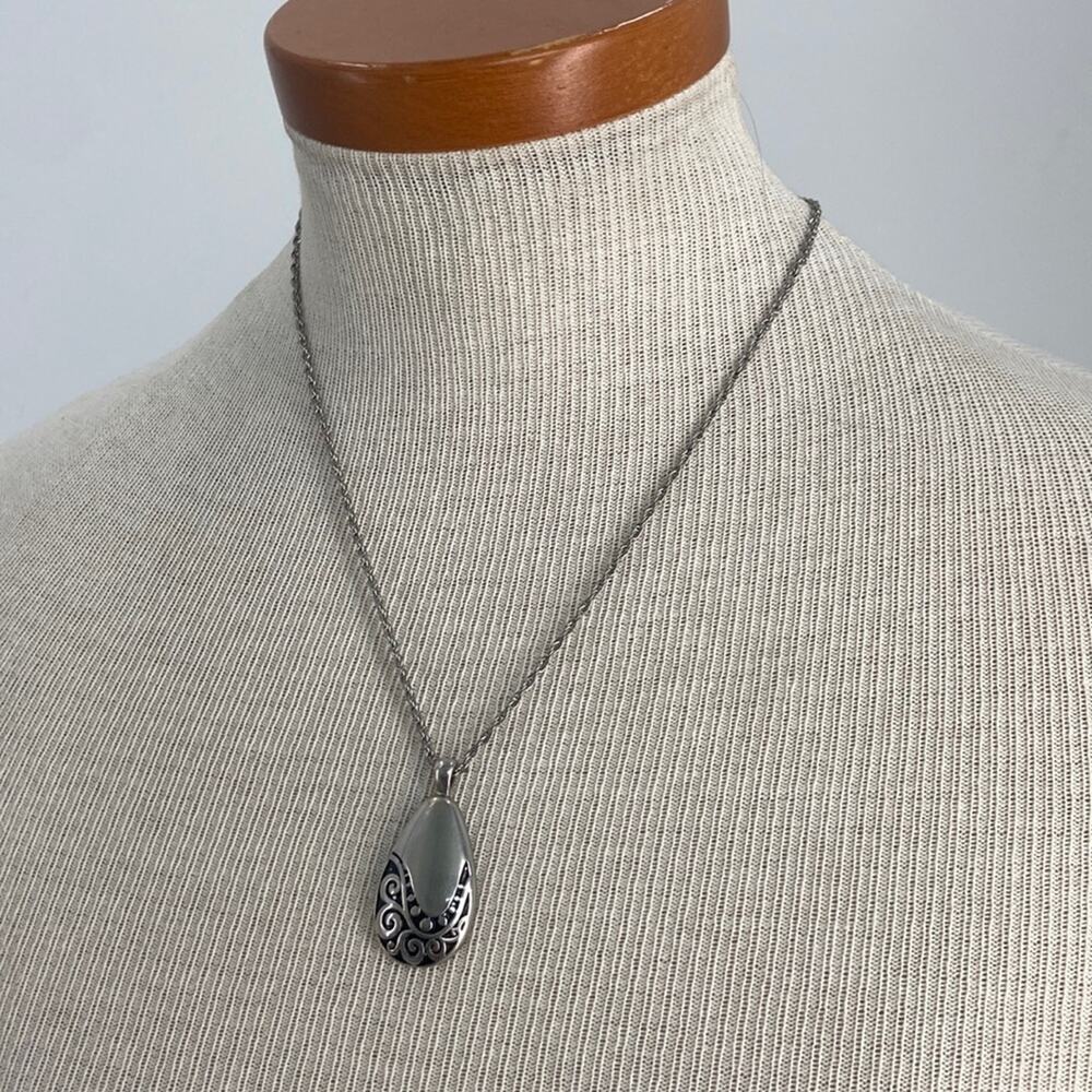 Silver tone teardrop necklace